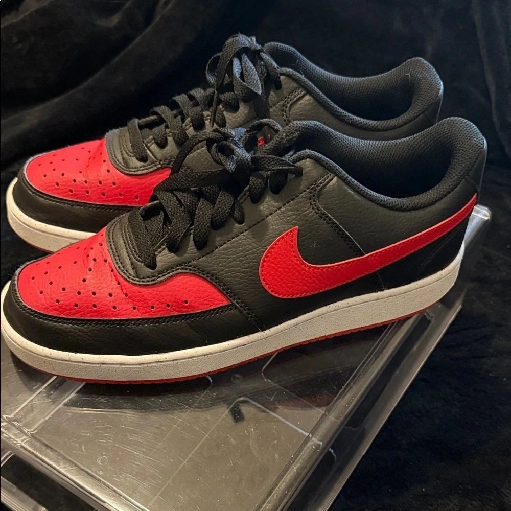 Nike Men's Black and Red Low-Top Sneakers
